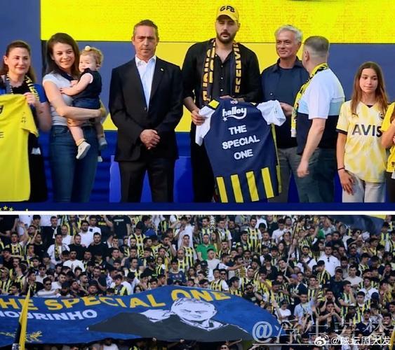 穆里尼奥邀请费内巴切大巴停车,与球迷合影留念 穆里尼奥邀请费内巴切大巴停车,与球迷合影留念