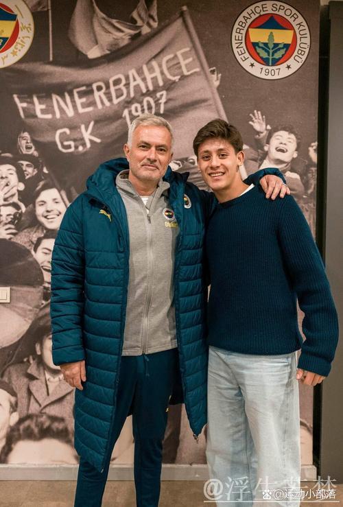 穆里尼奥邀请费内巴切大巴停车,与球迷合影留念 穆里尼奥邀请费内巴切大巴停车,与球迷合影留念