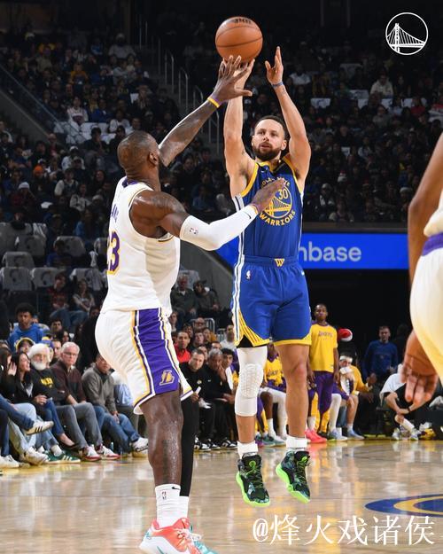 詹姆斯31+10库里38分里夫斯绝杀 湖人险胜勇士 詹姆斯31+10库里38分里夫斯绝杀 湖人险胜勇士